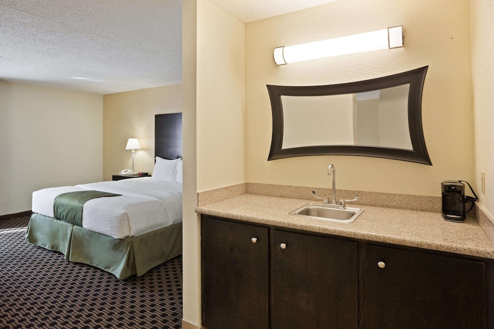 جناح بسريرين كوين، La Quinta Inn Suites Salina 4/4
