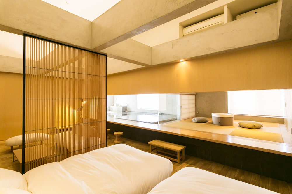 Atrium, Futon Bed, Twin Beds, Bathtub