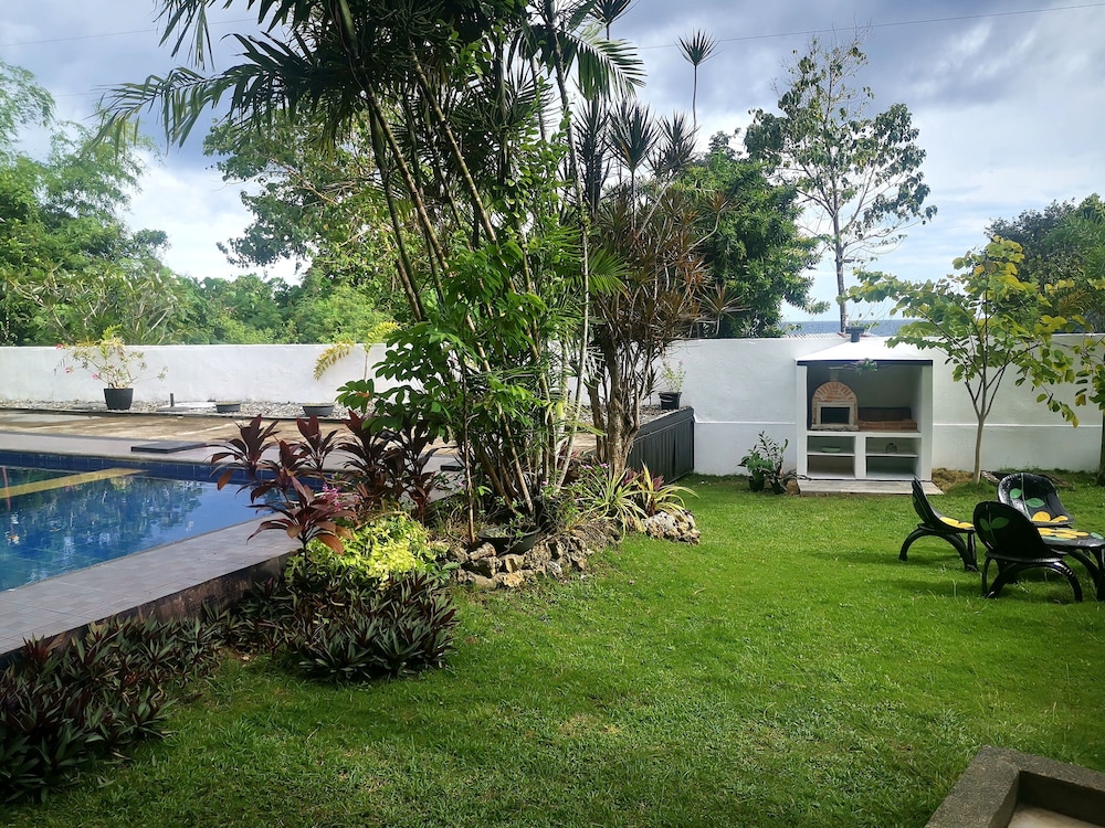 LA PERNELA BEACHFRONT RESORT 37/42