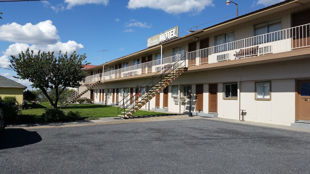 Lakeshore Inn 36/53