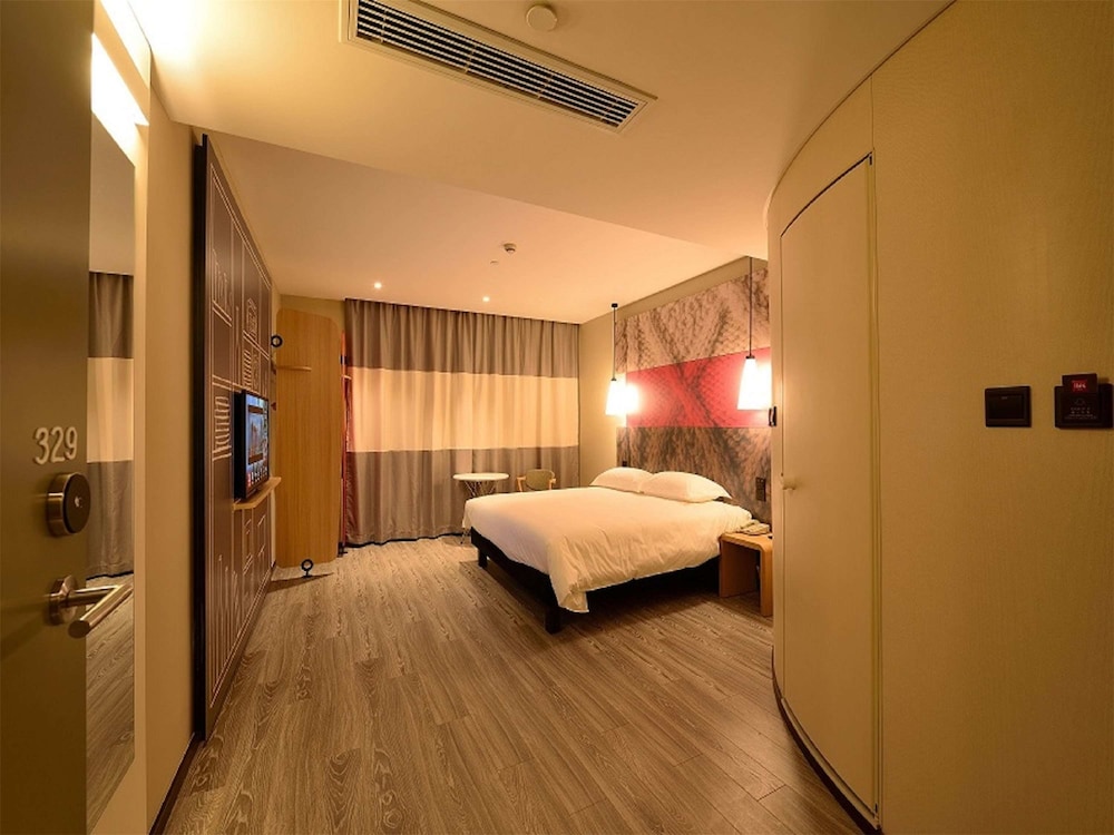 IBIS Shanghai New Hongqiao Hotel 37/68