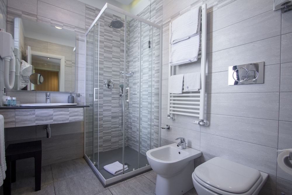 غرفة ثلاثية بسرير مزدوج وسرير فردي، Flora Hotel Milan 6/10
