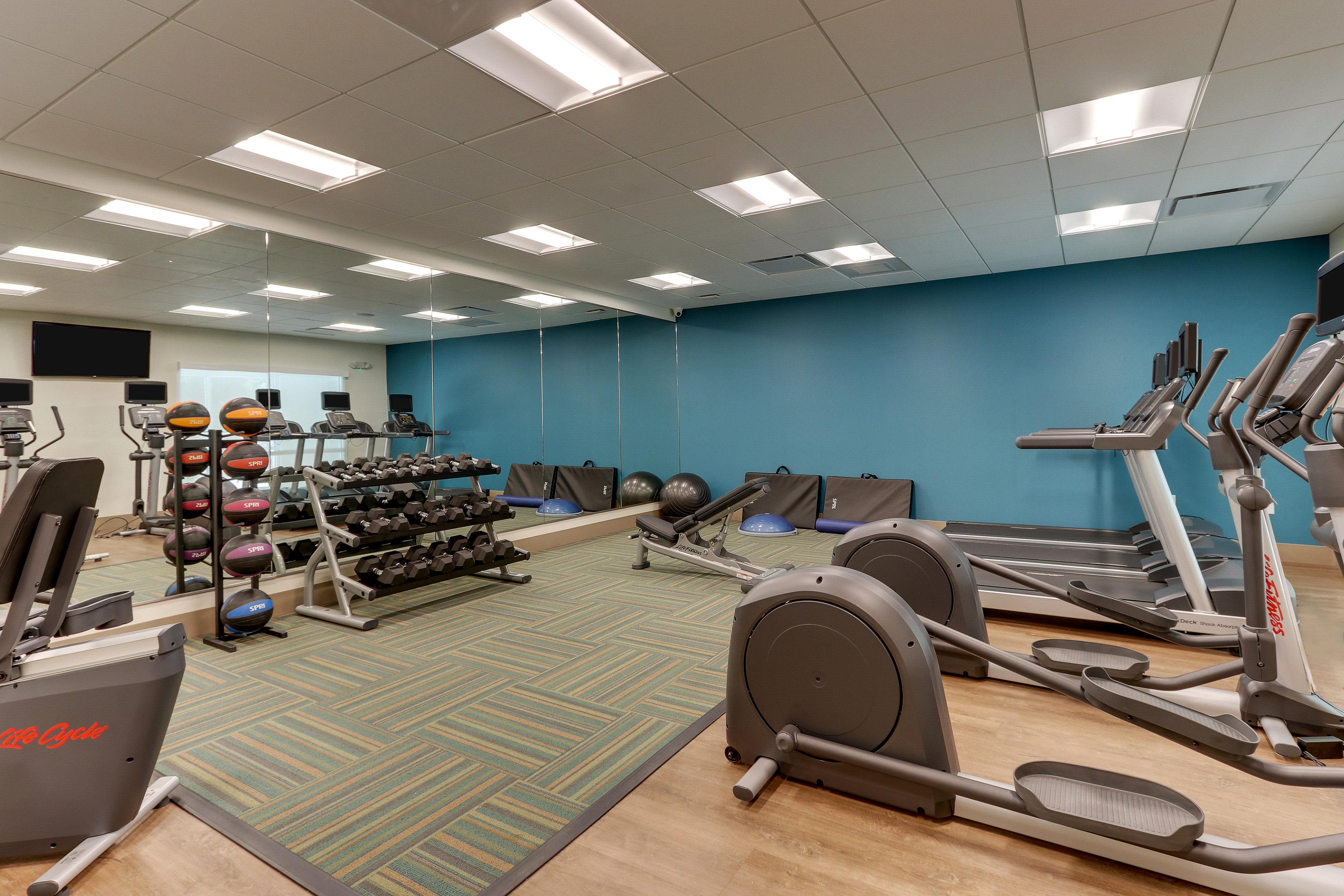 Holiday Inn Express and Suites Roanoke Civic Center 24/34