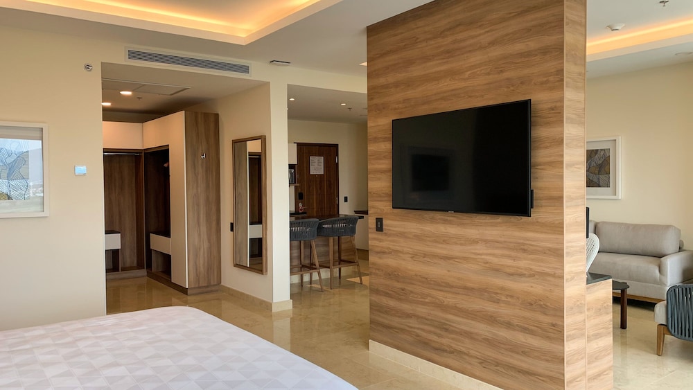 Holiday Inn and Suites Puerto Vallarta Marina and Golf 55/78