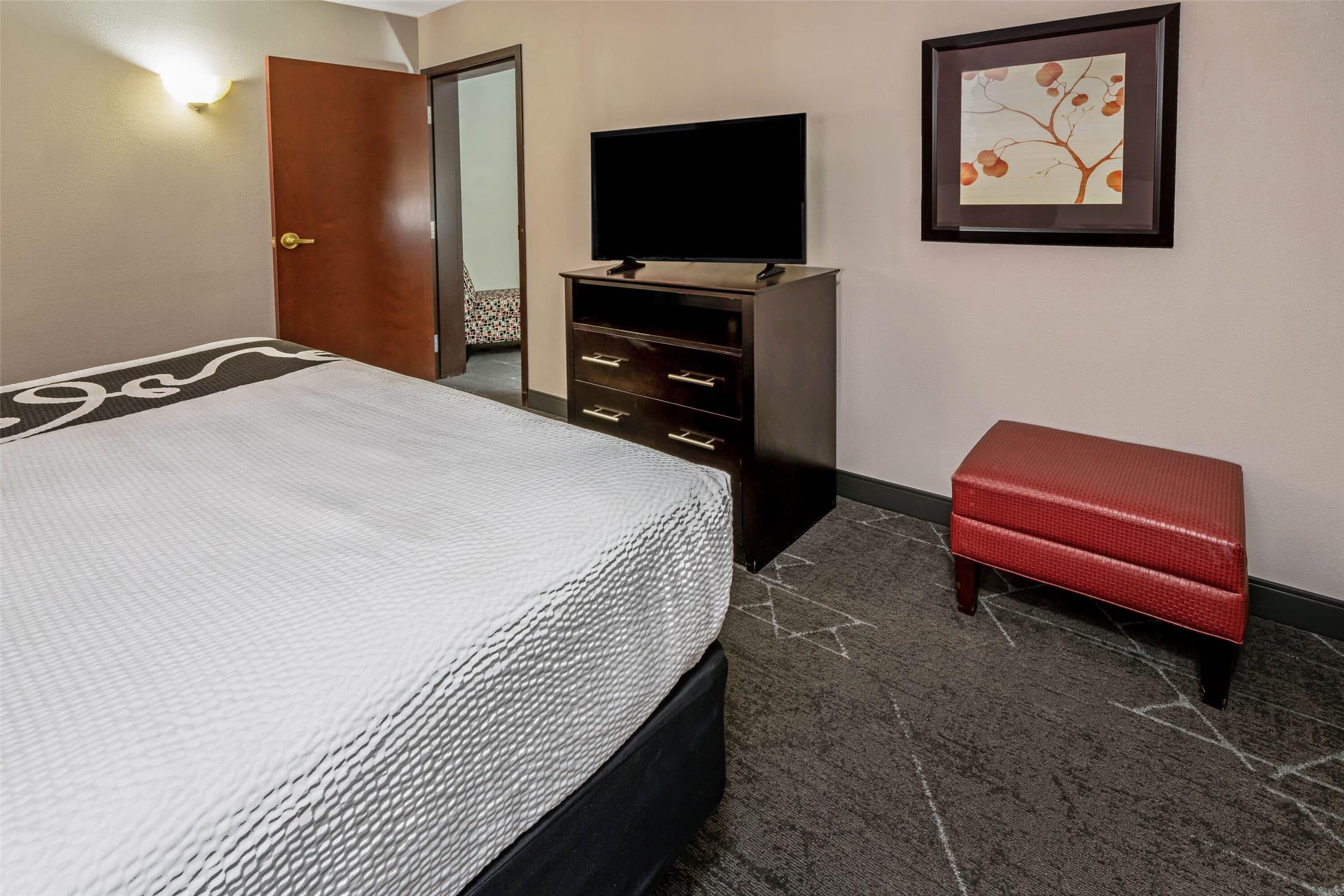 La Quinta Inn & Suites by Wyndham Dallas I-35 Walnut Hill Ln 18/46