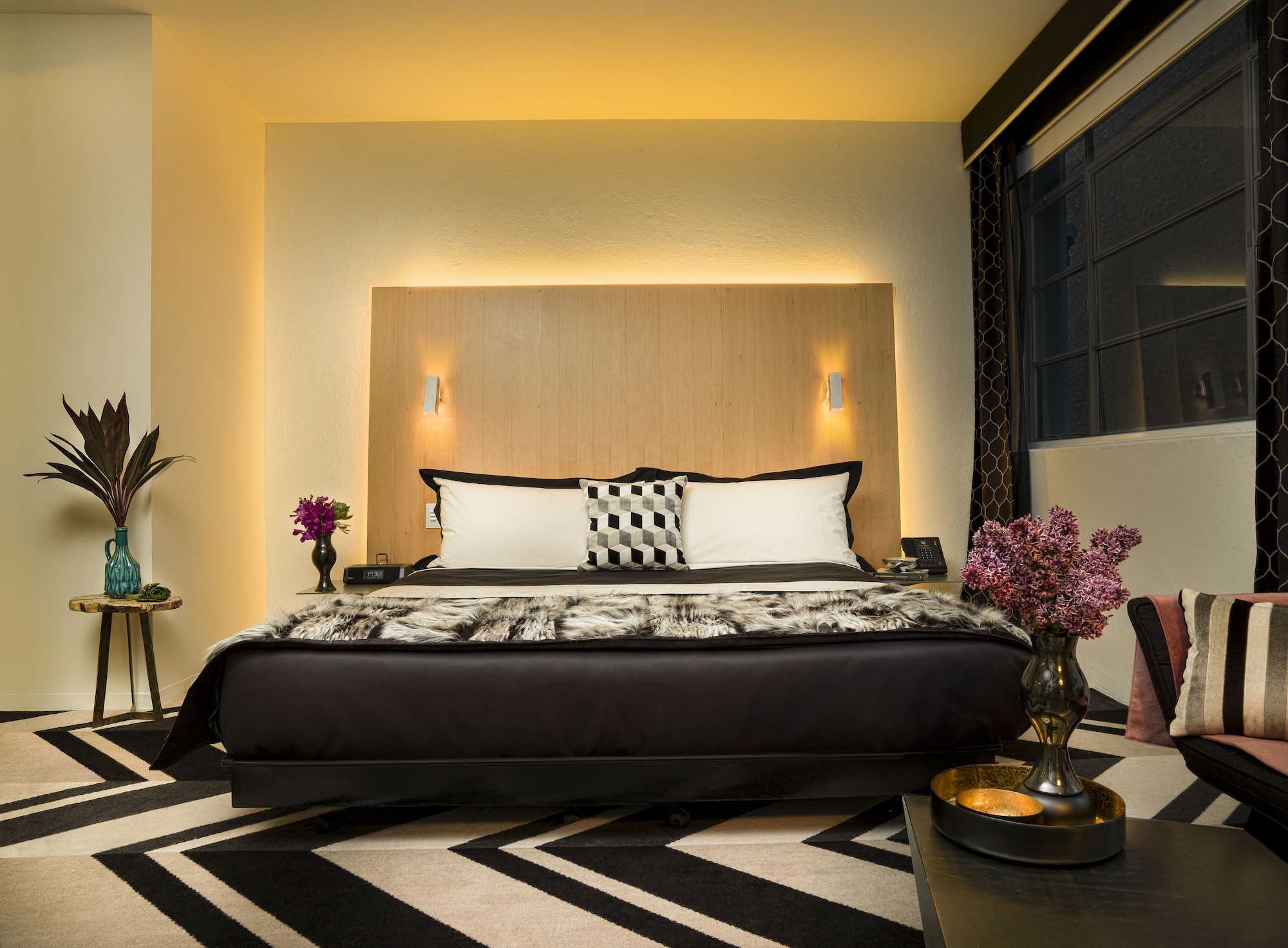 DELUXE, KING BED
