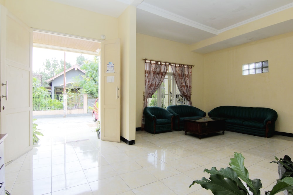 JJ House Gejayan by ZUZU 45/49