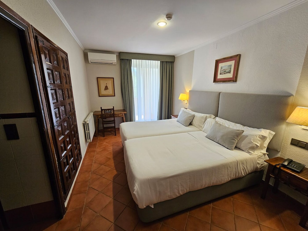 ROOM, DOUBLE BED