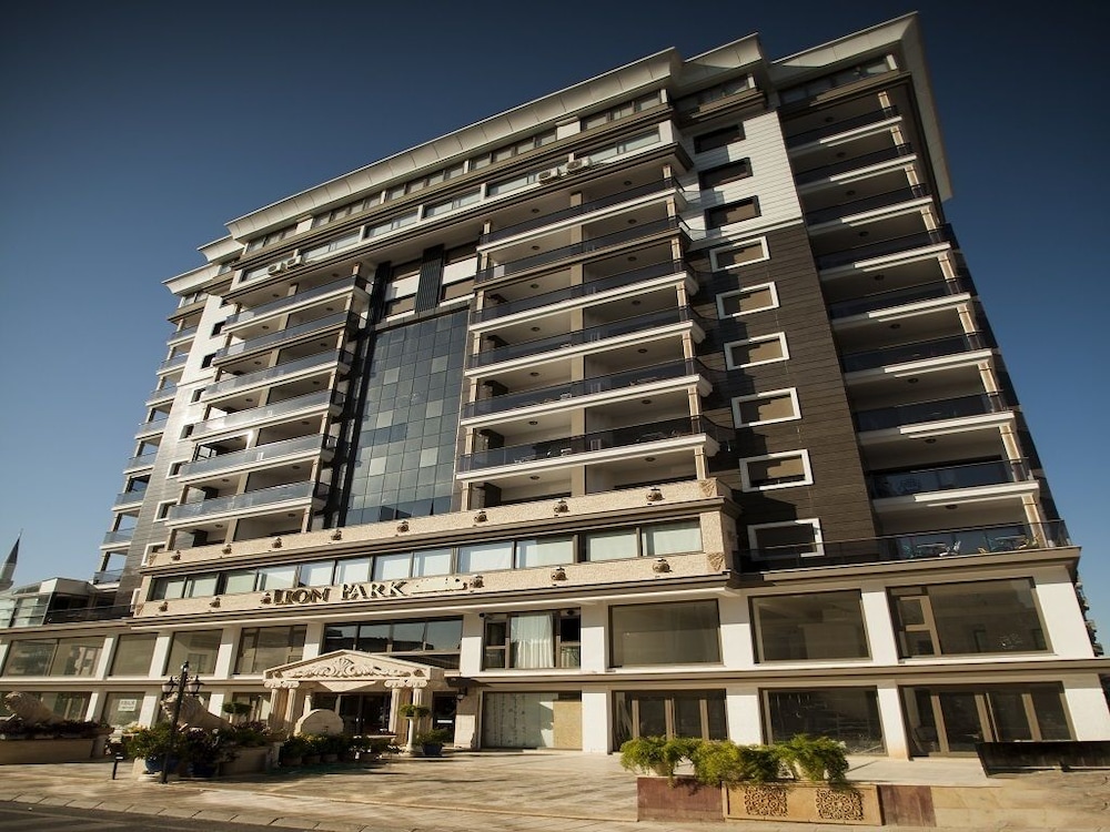 Lion Park Suits & Residence 4/40