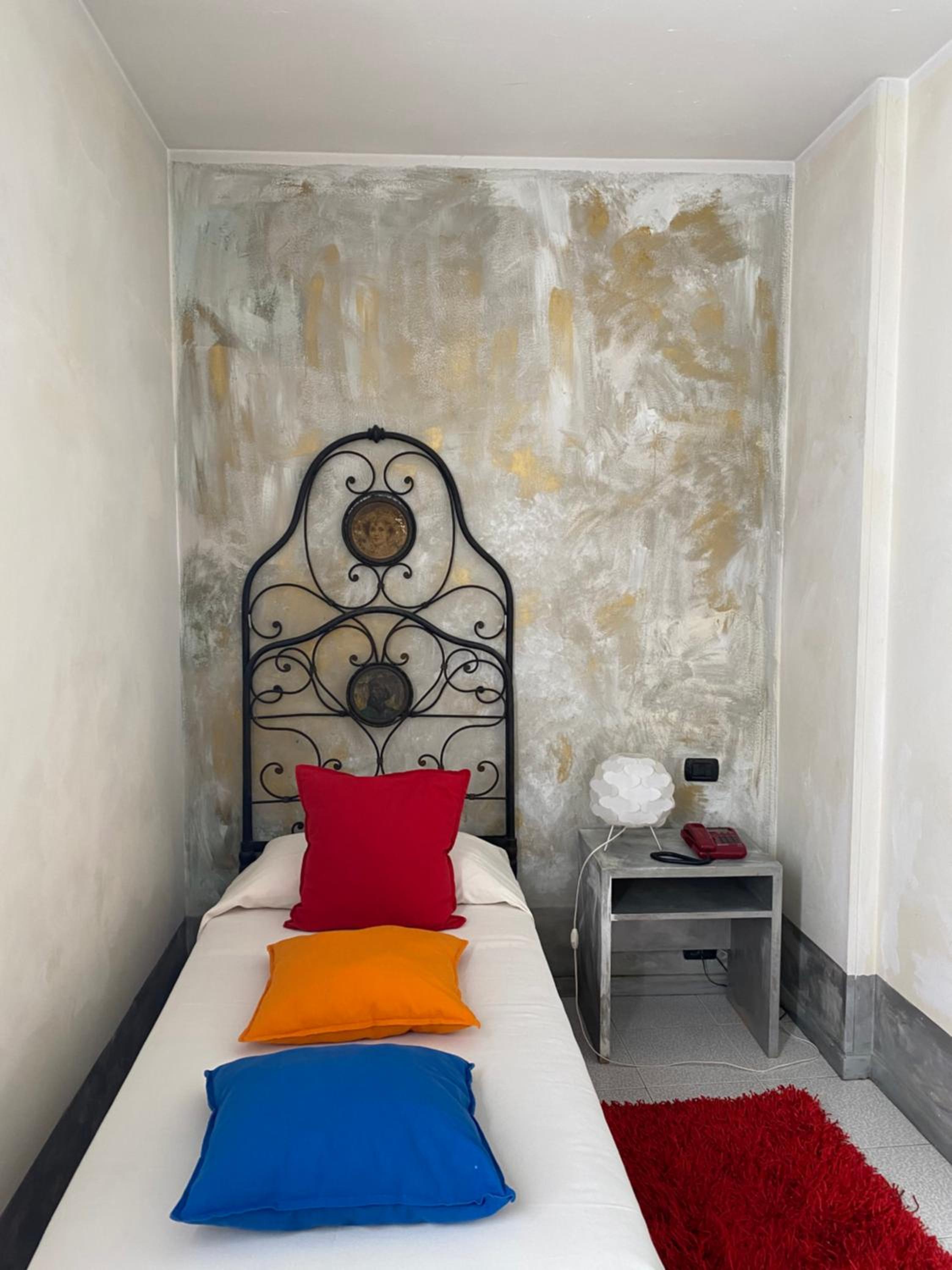 ROOM, SINGLE