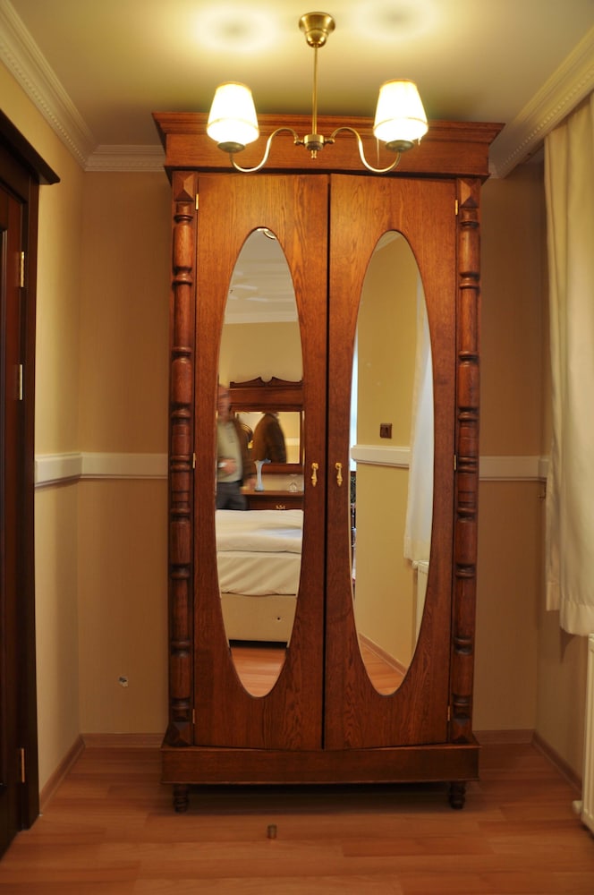Aruna Hotel 25/50