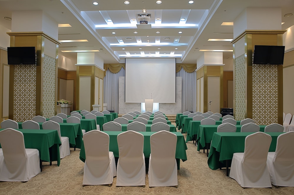 The Class 300 Hotel and Condominium 29/36