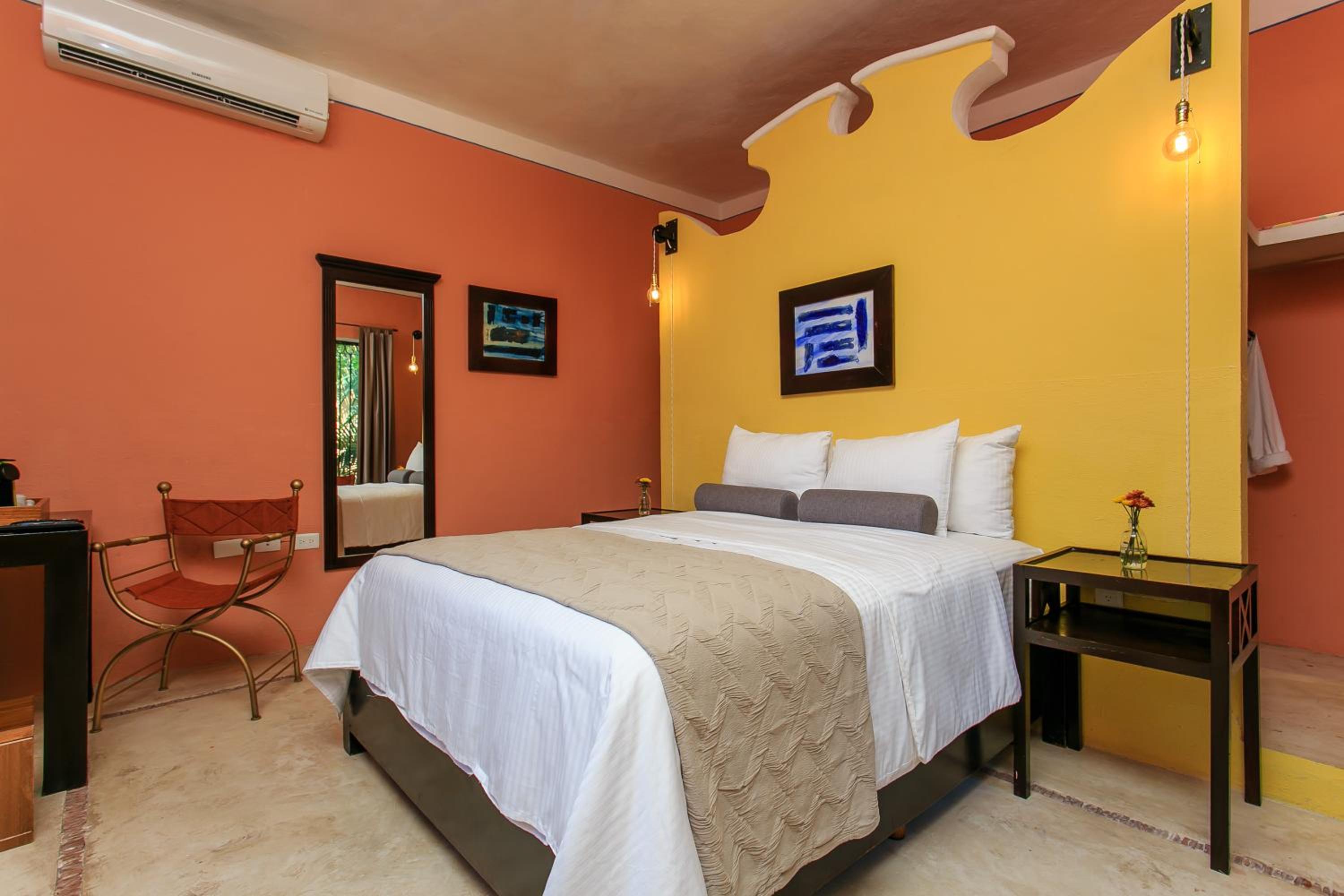 ROOM, DOUBLE BED