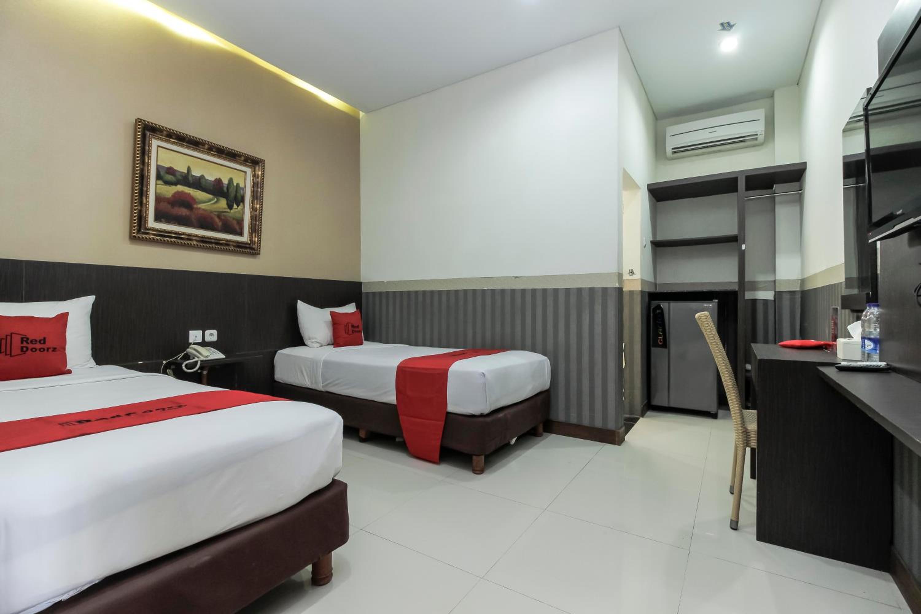 Reddoorz Plus @ Tuparev Cirebon 40/62