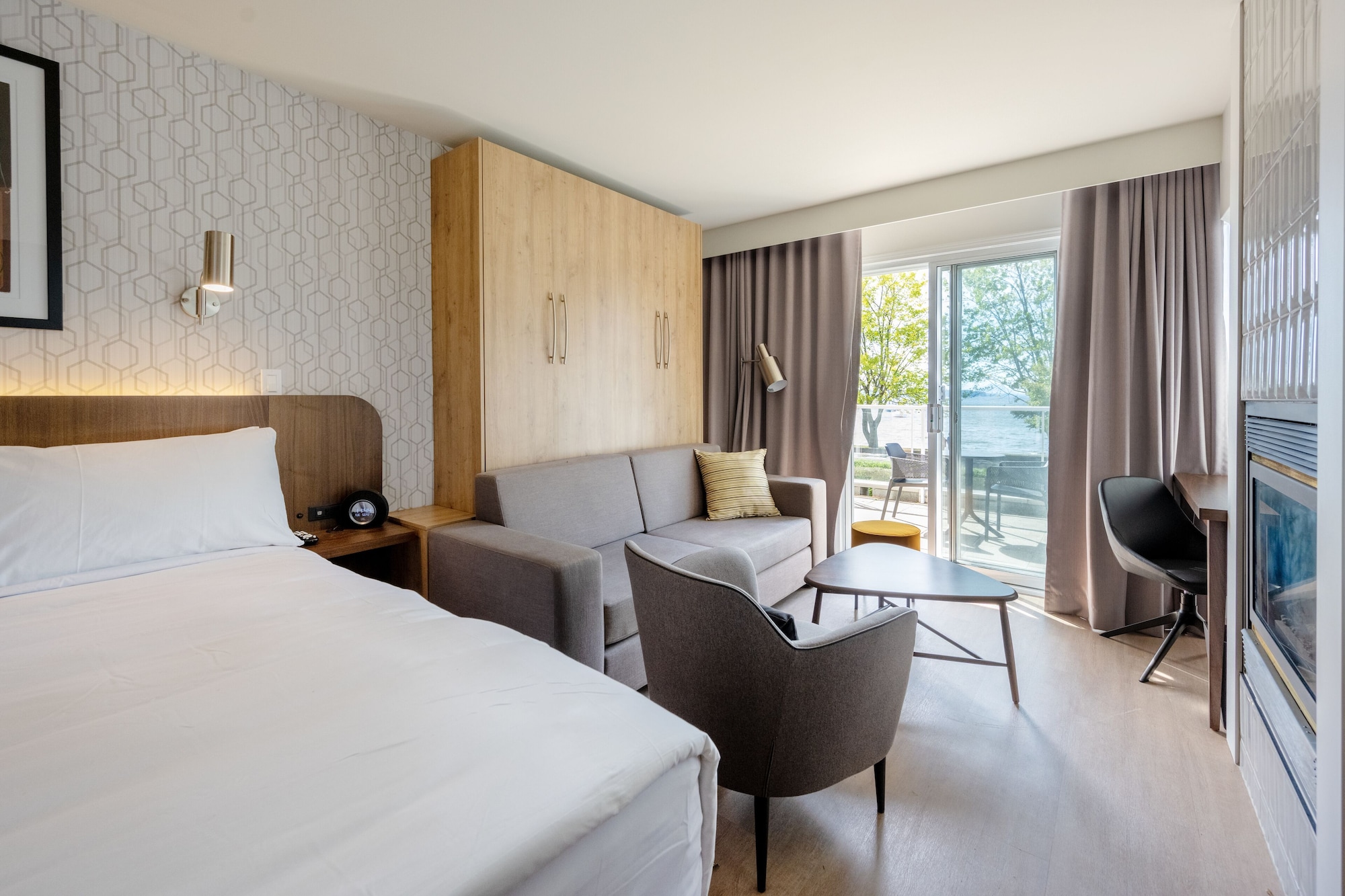King Bed, Queen Murphy Bed