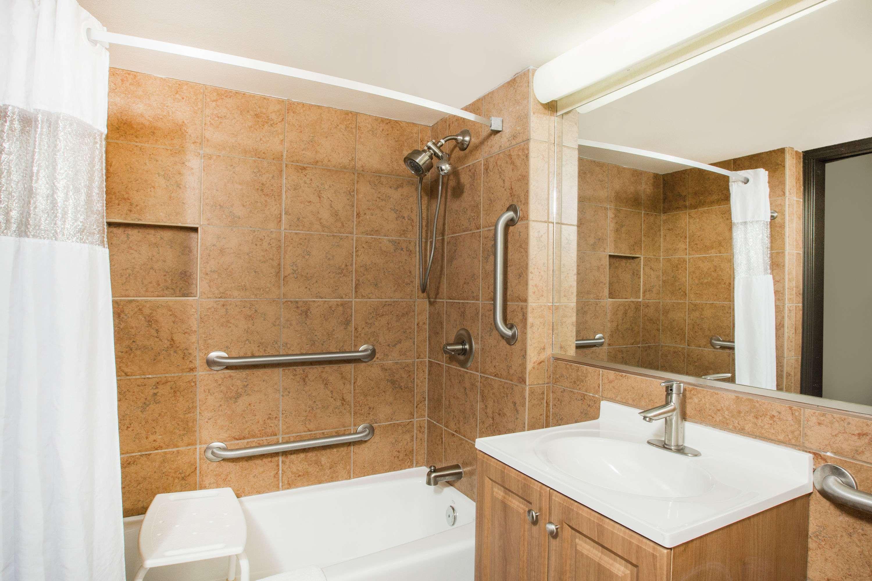 Room, Queen Bed, Pool Side, Accessible
