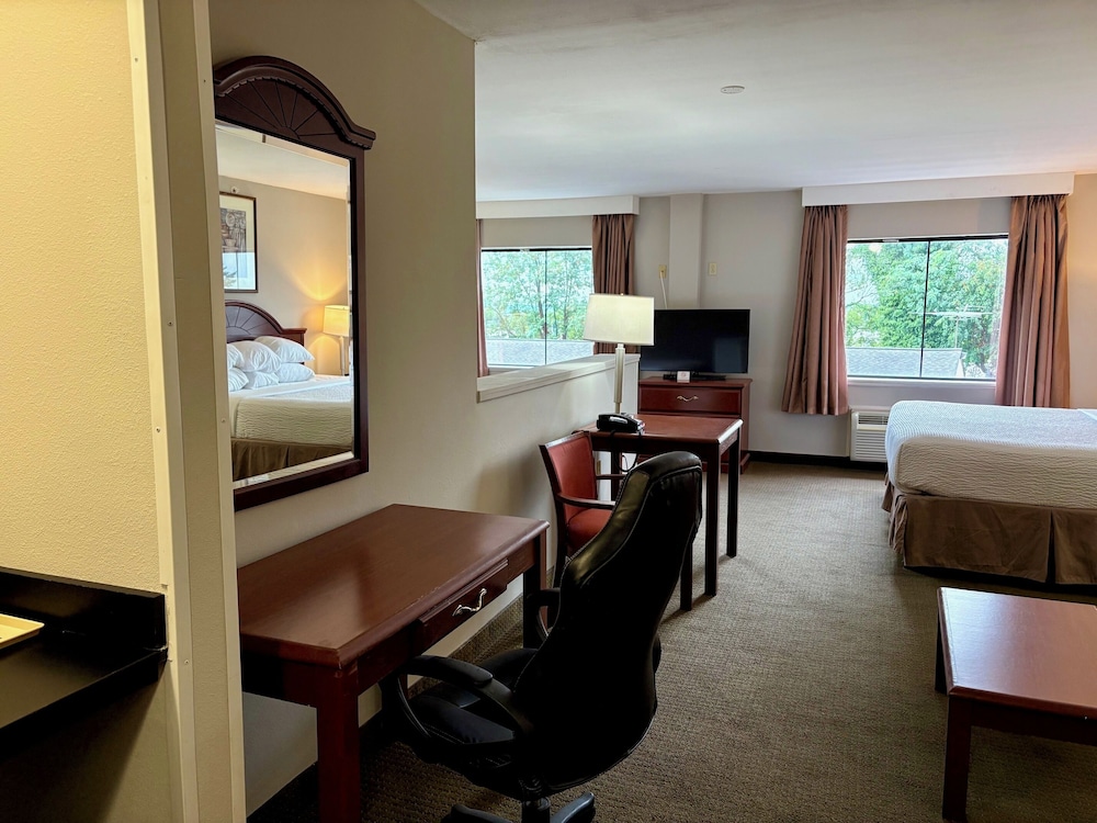 Days Inn & Suites by Wyndham Laurel Near Fort Meade 33/37