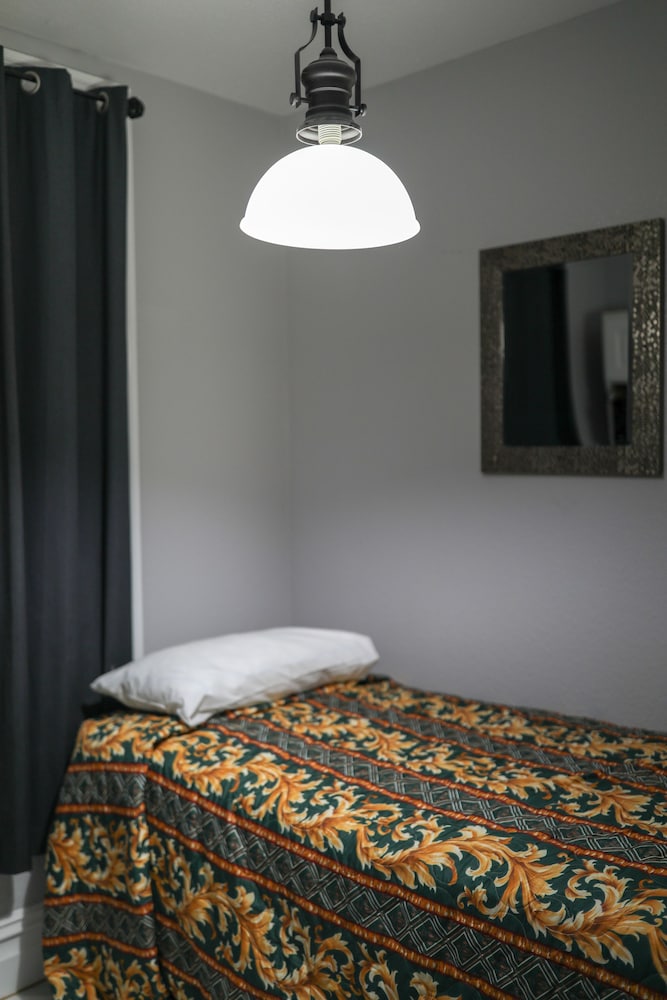 Adrian Hotel 34/66