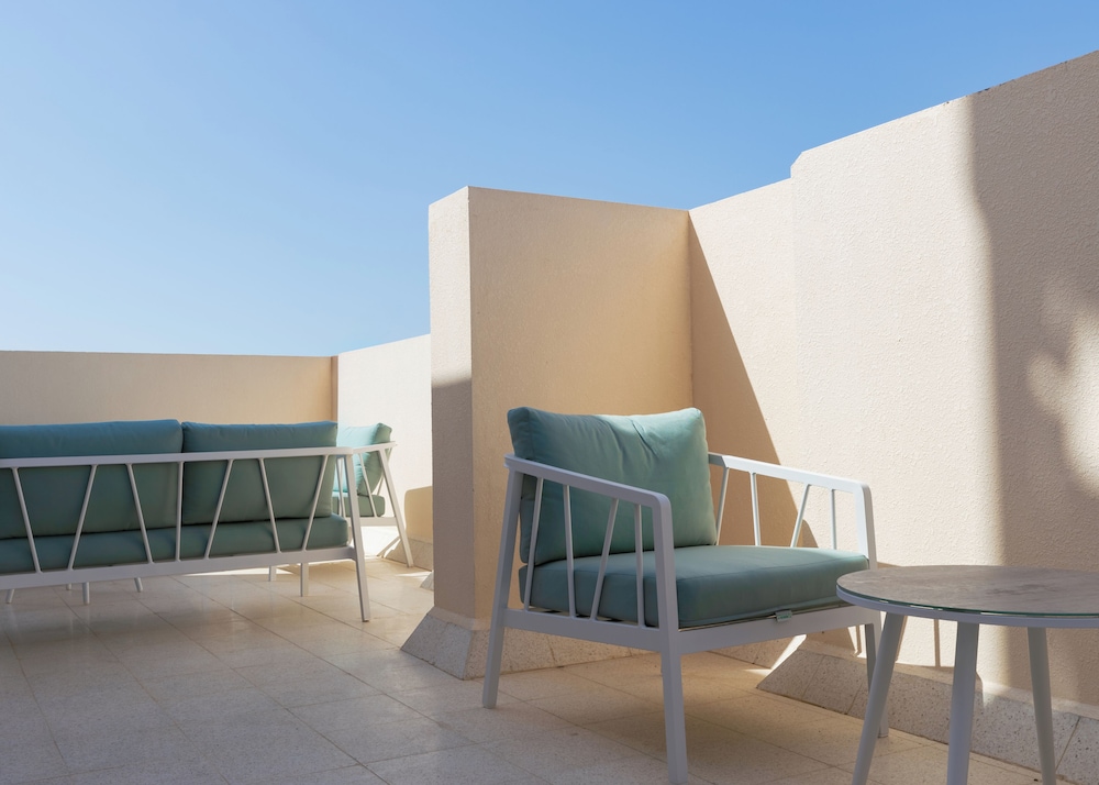 Muscat Hills Hotel 61/63