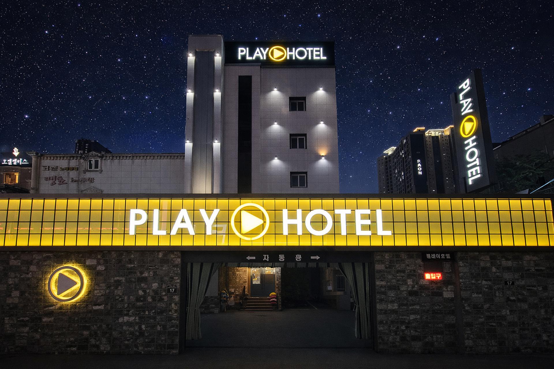 Play Hotel 7/76