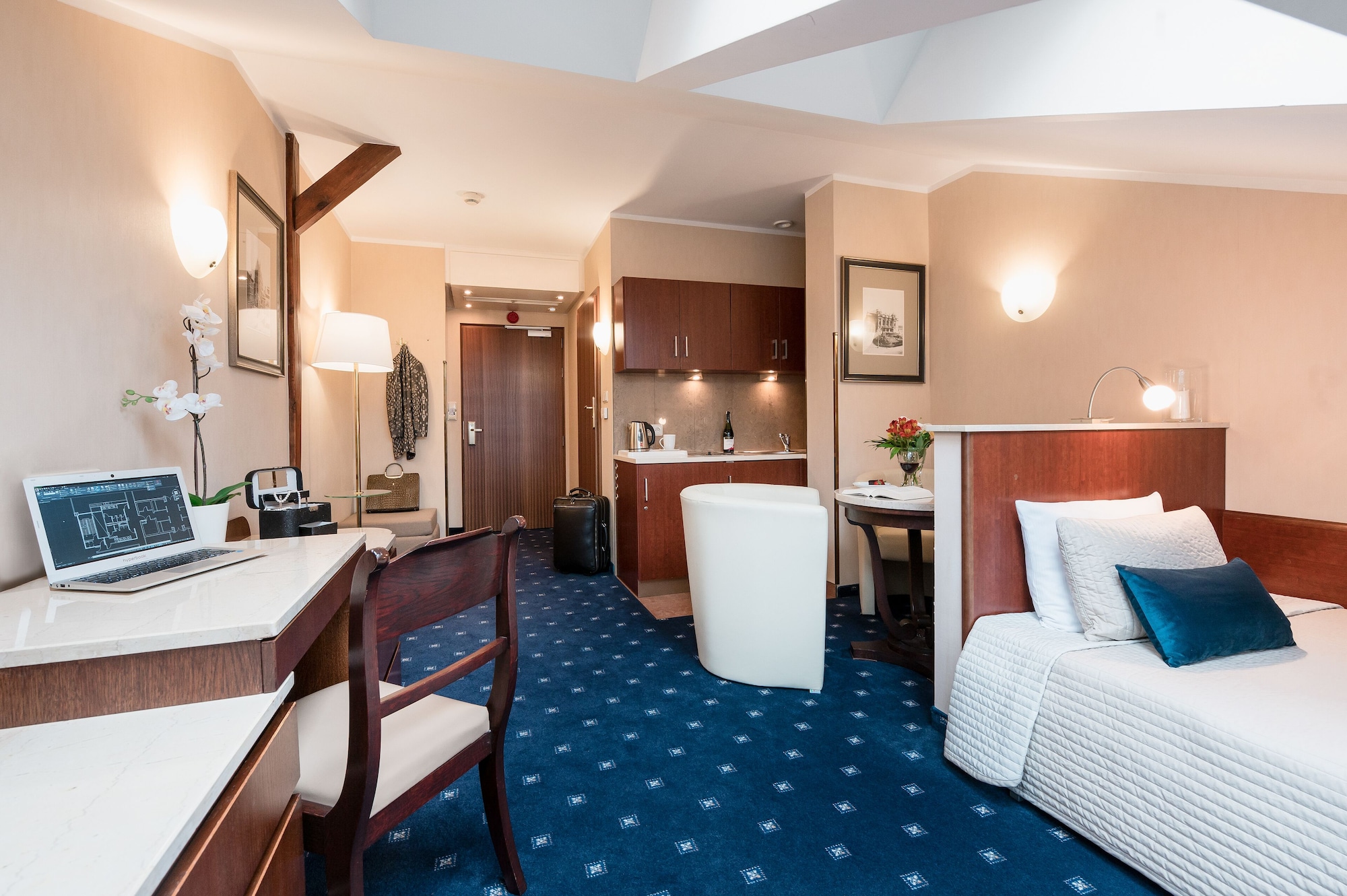 BUSINESS, SINGLE, SINGLE BED