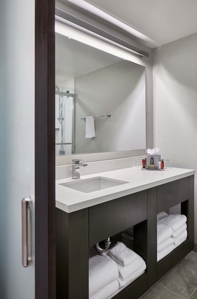 غرفة بسرير كينج لذوي الإعاقة، Columbus Marriott Northwest 4/7