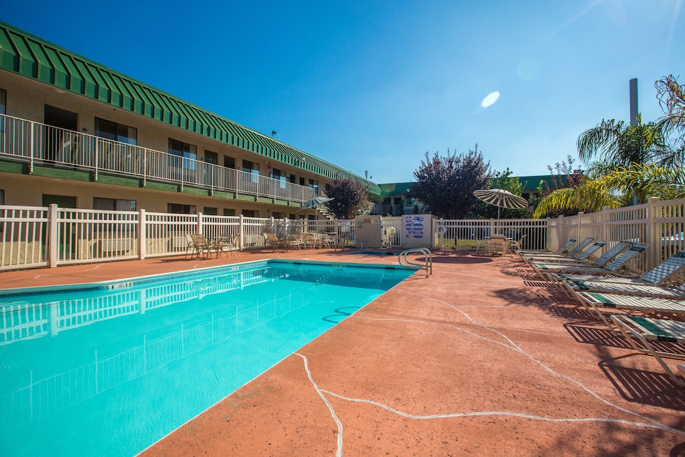 University Inn Fresno 39/48