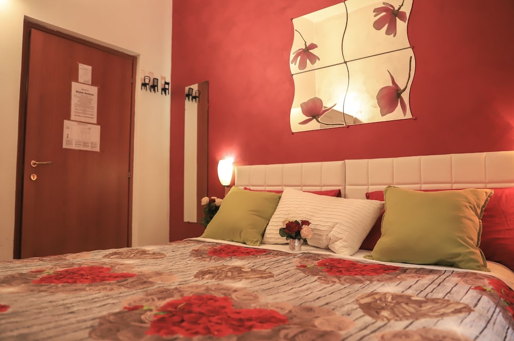 Roman Holidays Hostel 5/50