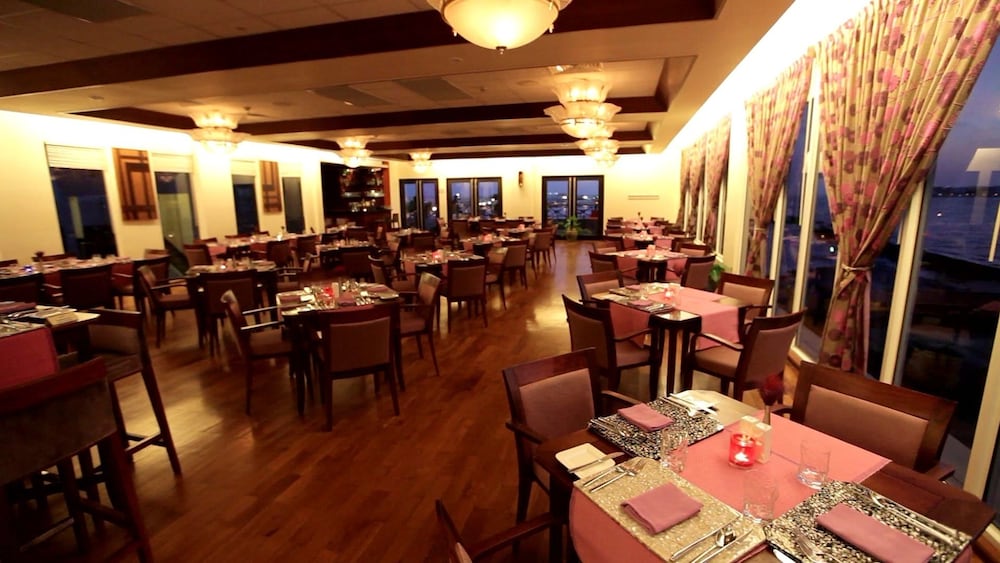 HULHULE ISLAND HOTEL 39/55