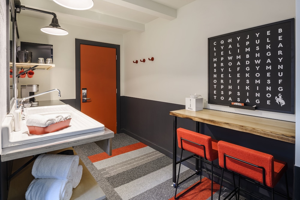 Mountain Modern Motel 52/72