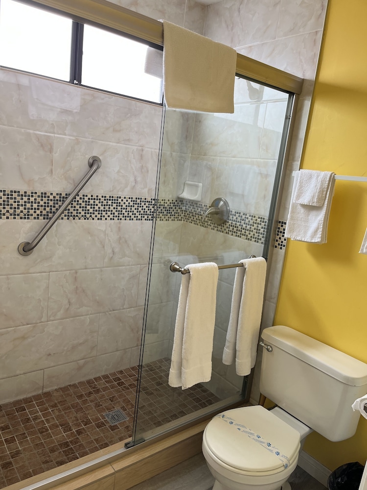 777 Motor Inn Huntington Beach 41/45