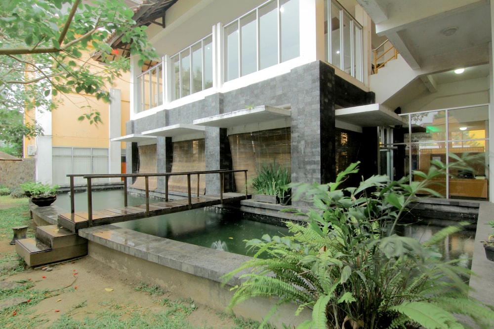 University Hotel 27/47