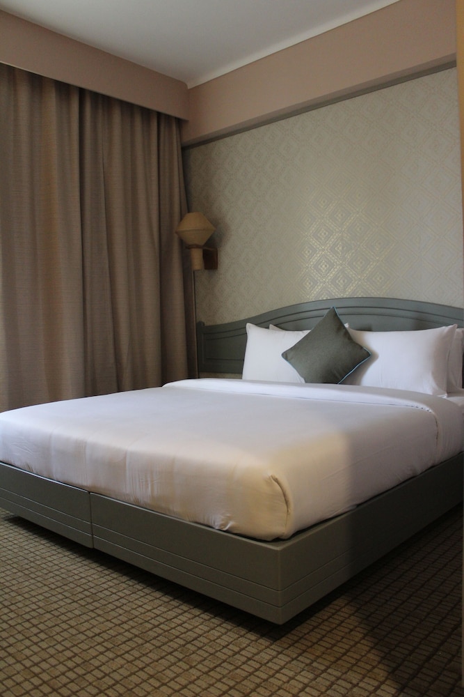 THE INTERNATIONAL HOTEL 16/40