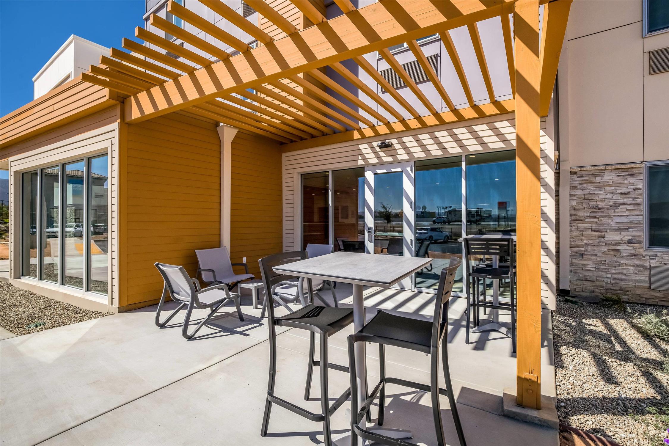 Everhome Suites Corona 4/9