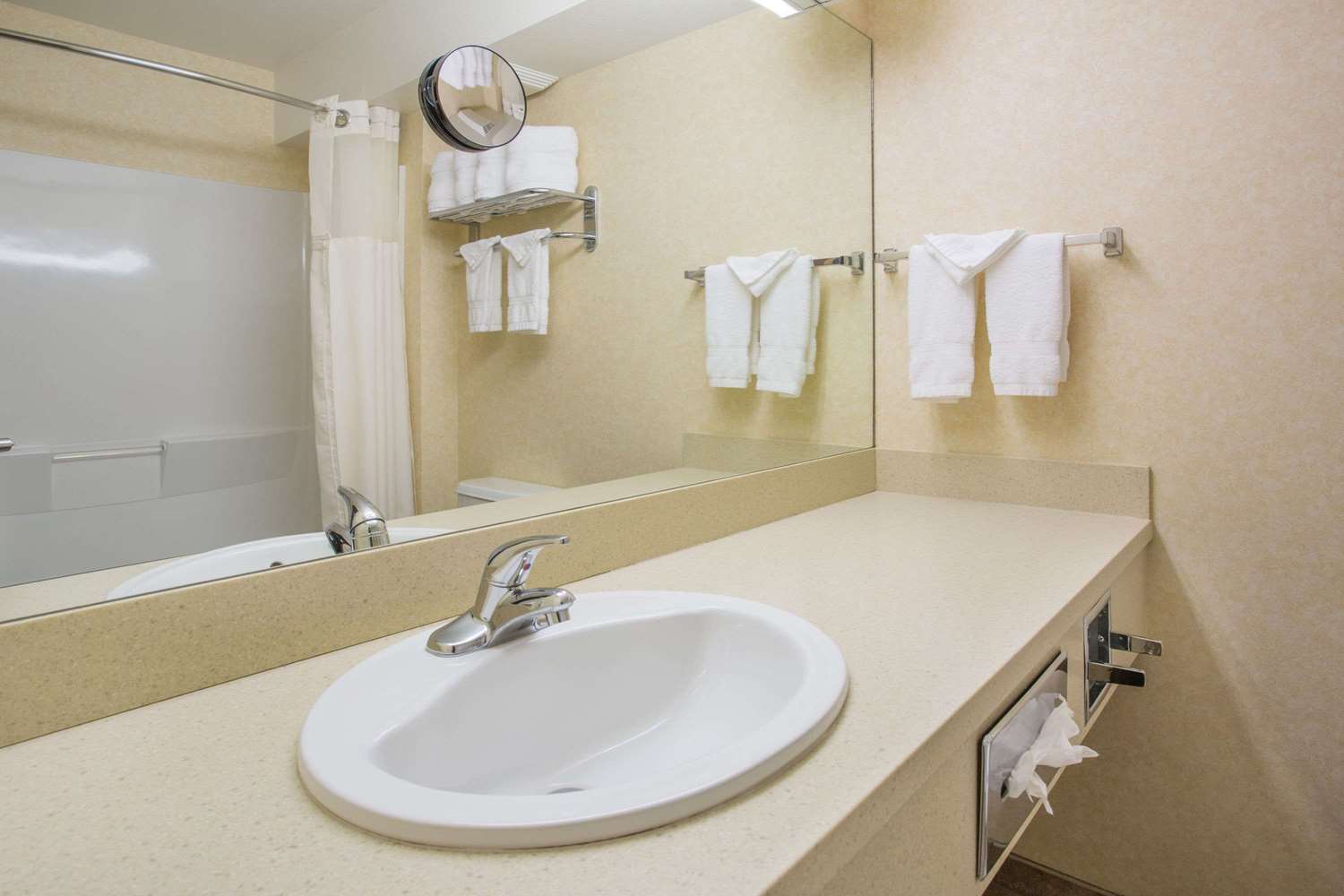 Days Inn By Wyndham Manitou Springs 38/42