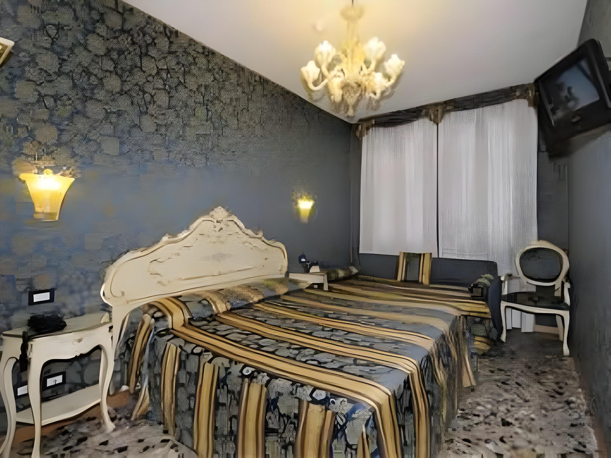 ROOM, DOUBLE OR TWIN BED
