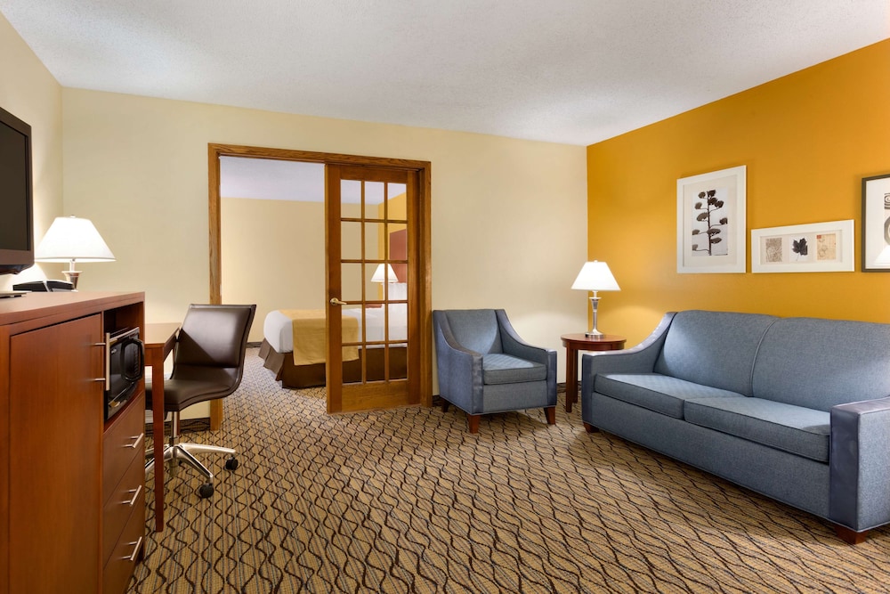 Country Inn and Suites by Radisson, Mishawaka - Southbend 13/24