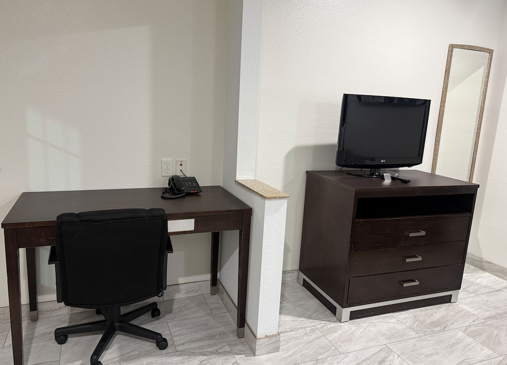 Regency Inn & Suites Baytown 47/62