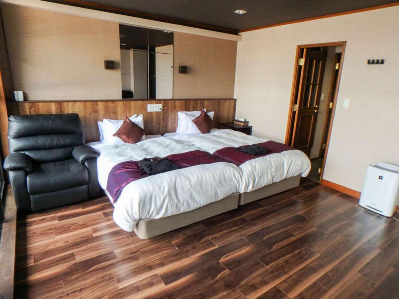 Western, Modern, Twin Beds, Outdoor Bath