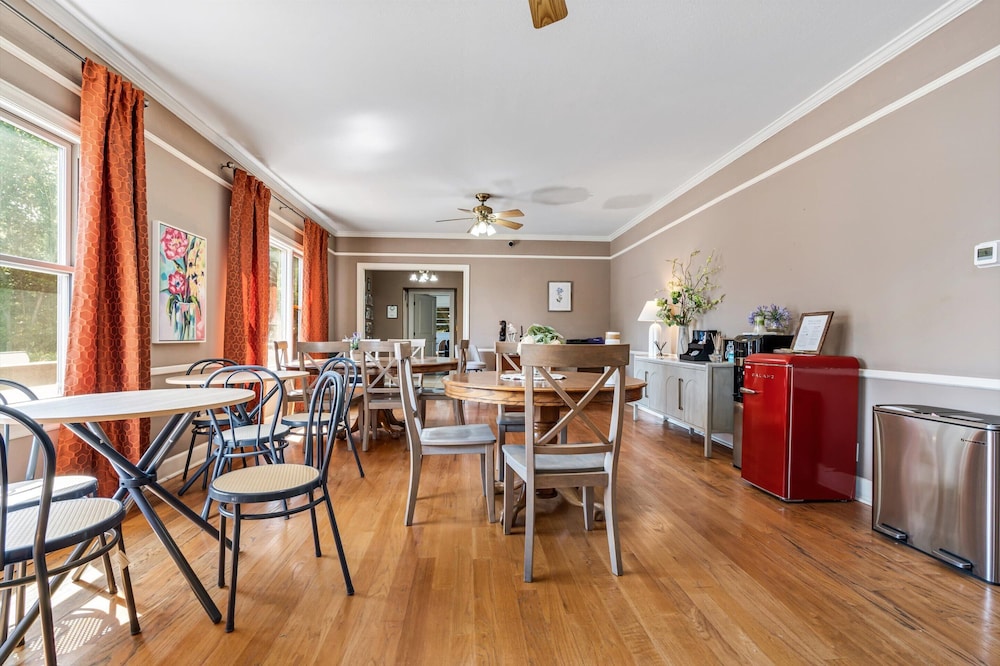 Cinnamon Bear Creekside Inn 47/59