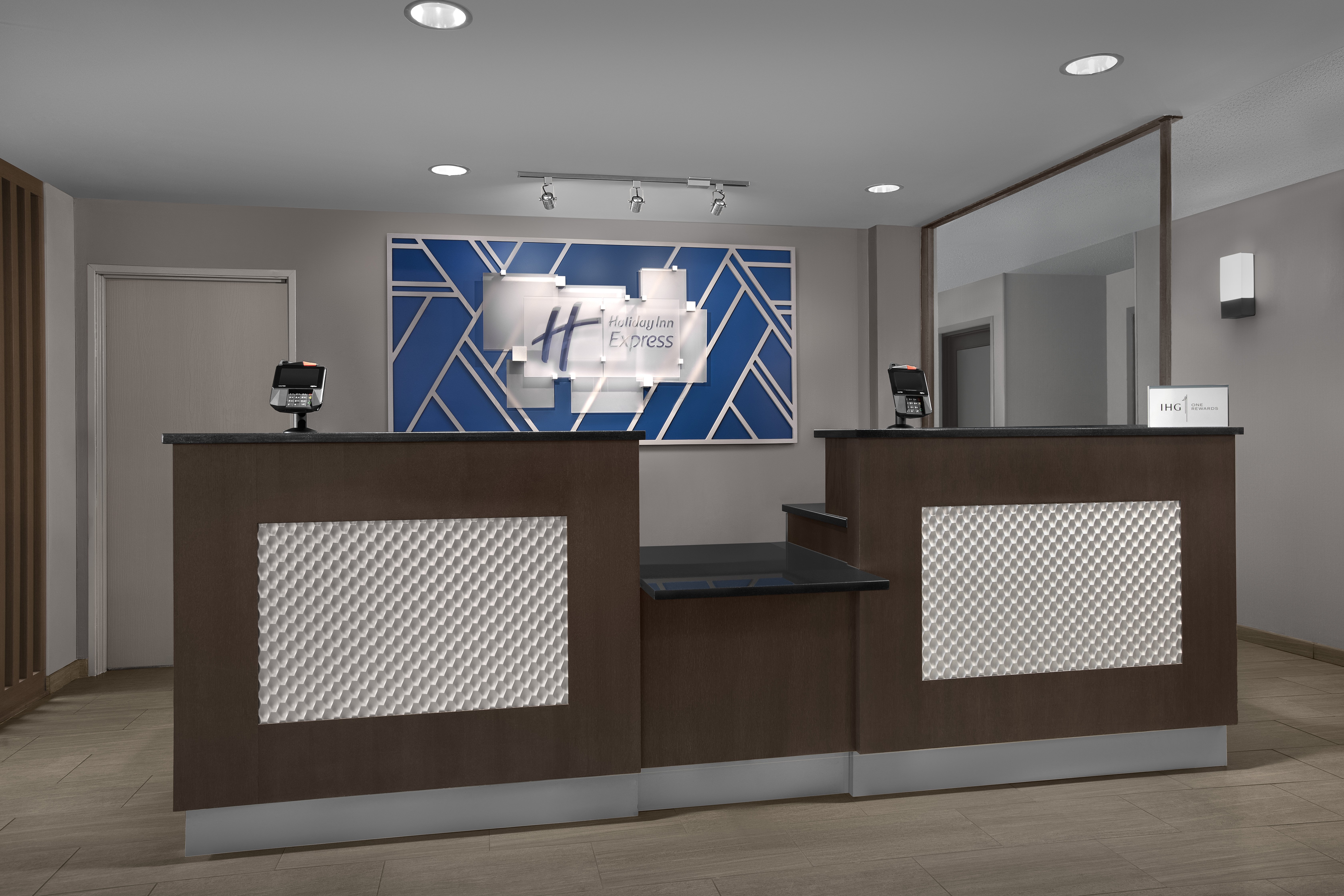 Holiday Inn Express Fargo-West Acres 7/70