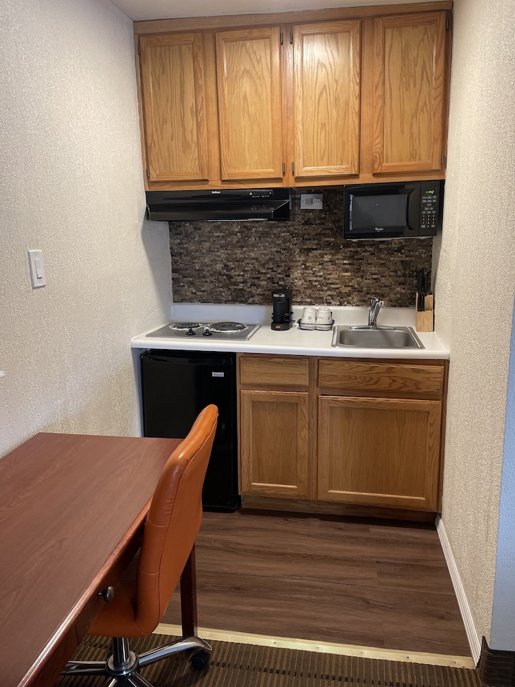 SureStay Plus by Best Western Woodbury Inn 34/35