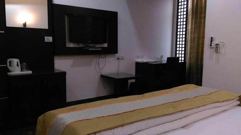 AADHAR HOTEL 15/26