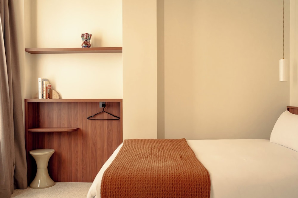 HOTEL CAMELIA INTERNATIONAL 8/50