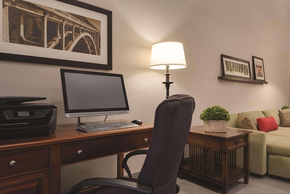 Country Inn & Suites by Radisson, Cedar Falls near University 33/39