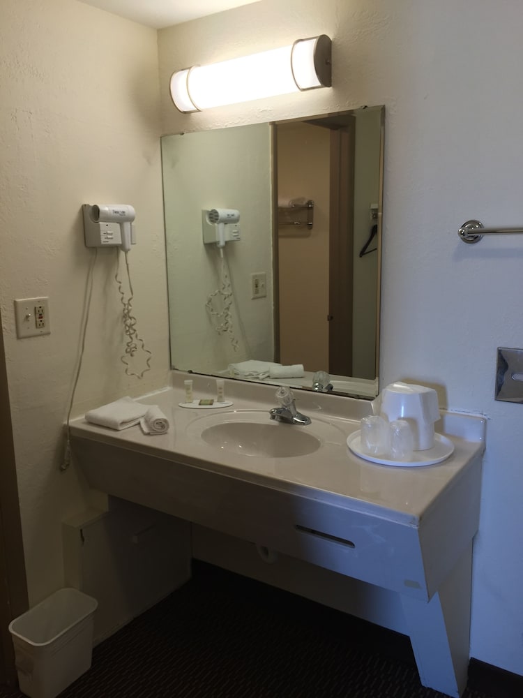 Red Lion Inn & Suites Junction City 12/29