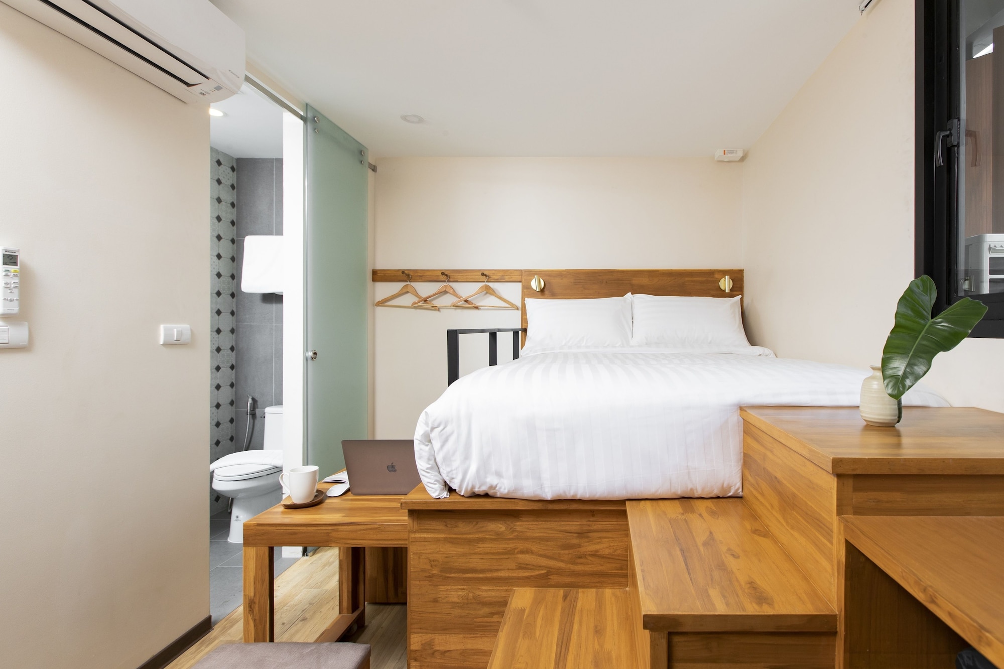 Design, Queen Bed, City View