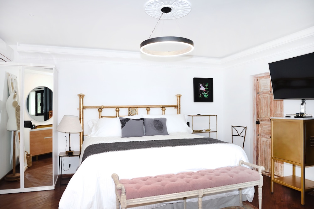 MASTER, SUITE, KING BED, BATHTUB