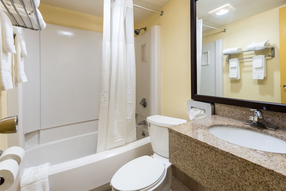 Quality Inn & Suites Cincinnati Uptown Norwood 18/45