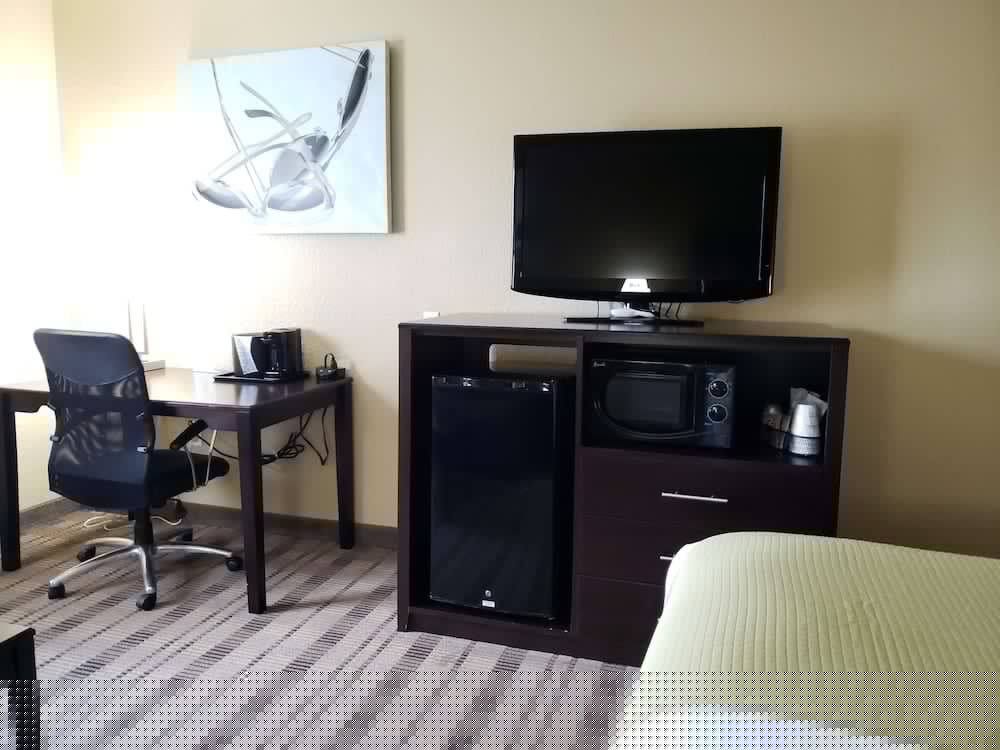 Best Western Edgewater Inn 32/37